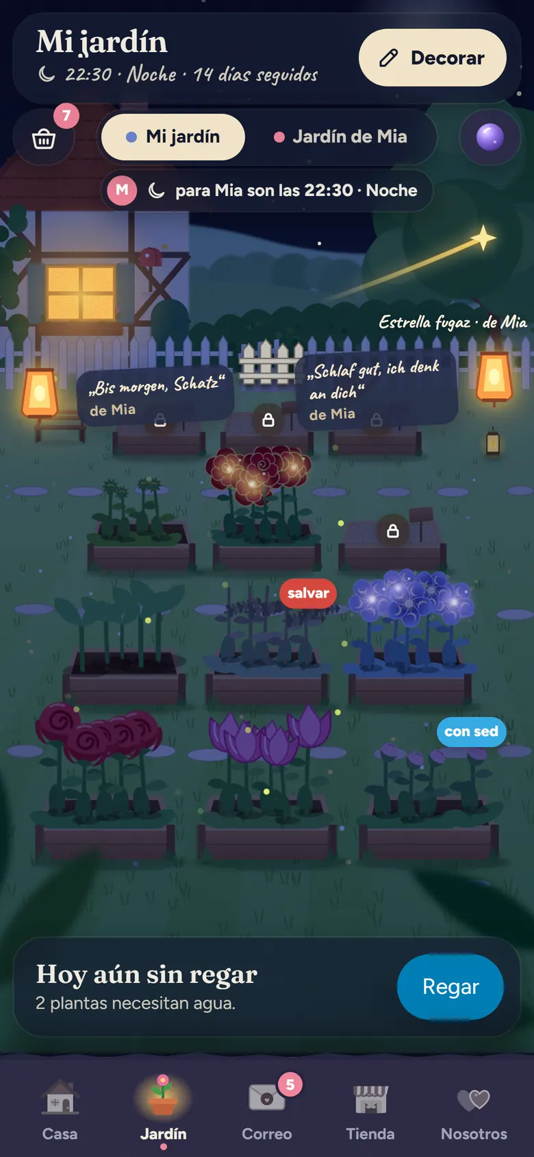 El jardín de Leo de noche: farolillos, una estrella fugaz de Mia, mensajes de buenas noches en carteles pequeños y parterres con rosas, tulipanes y hortensias