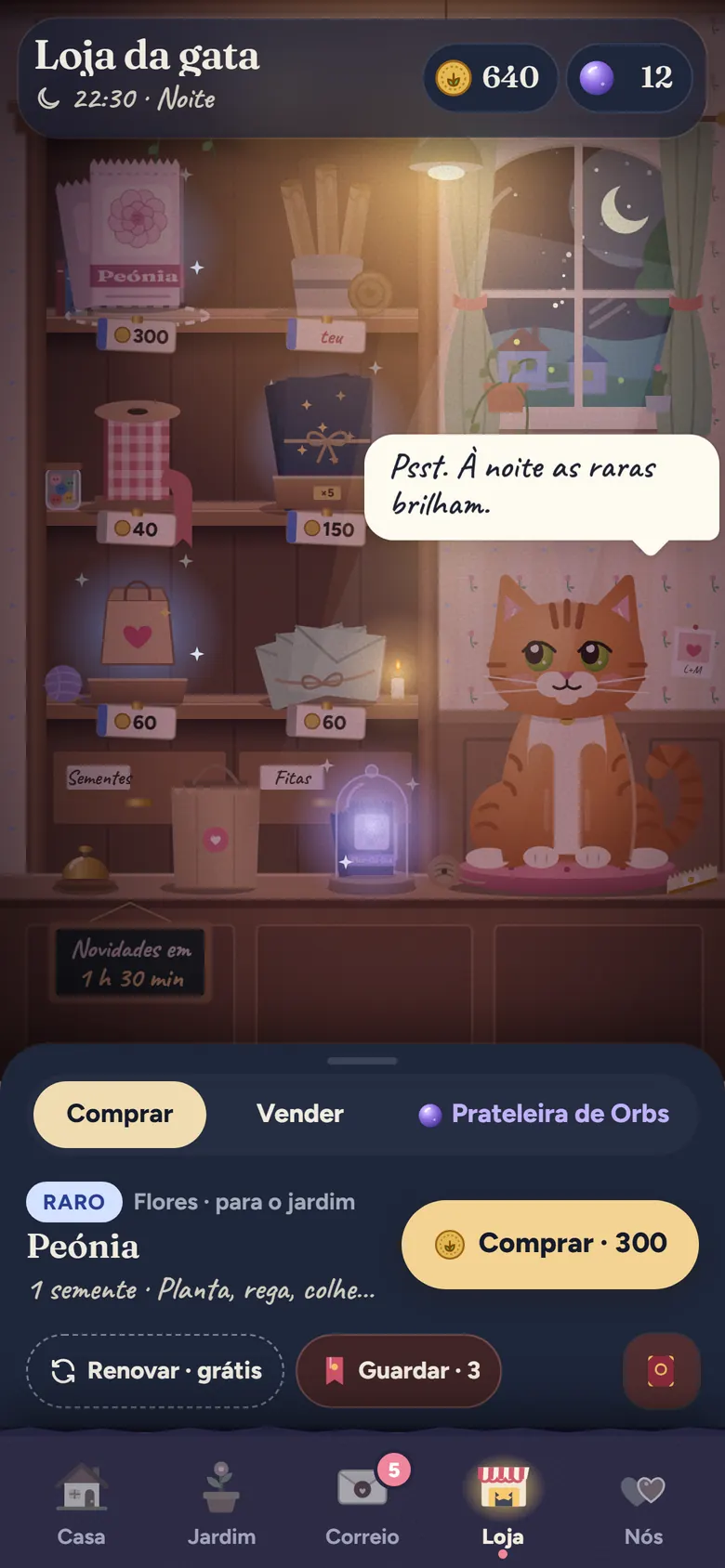 A loja da gata à noite: prateleiras com sementes, fitas e papel de carta, peças raras a brilhar, e a gata diz: Psst. As raras brilham à noite.